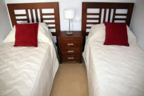 Fantastic lakeside Island wifi enabled apartment with golf and mountain views - Image 4