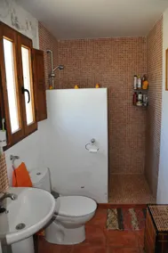 Et hus med 2 soveværelser med en stor privat have og swimmingpool - Image 3