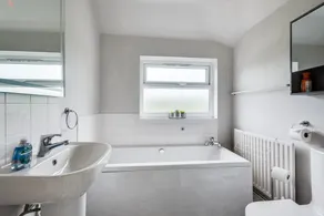 Cheerfull 3-Bedroom Home with parking & garden - Image 4