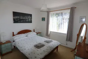Lovely dog friendly 2 bed bungalow with parking - Image 2