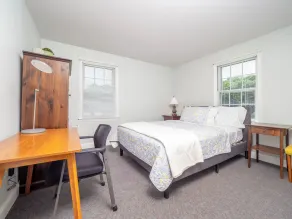 Clean & Bright 2 Bedroom Cottage shares 8 Acres - Image 4