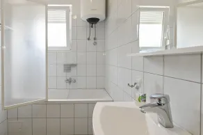 Sea-view Apartment with Pool in the center of Novalja - Image 3