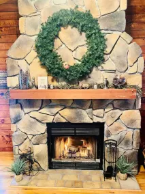 Large Cabin w/ Hot Tub & Pool Table – Lazy Bear Lodge - Image 3