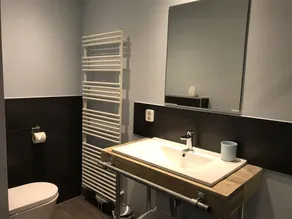 Vidunderligt slappe af og i en lejlighed med udsigt over bakkerne / bjergene. - Image 4