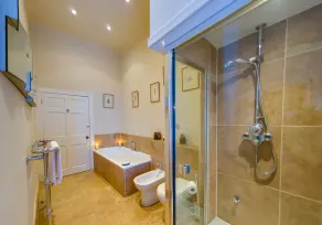 5* Luxury Suite Central Edinburgh stunning views of Edinburgh Castle! - Image 3