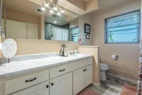 Spacious 3-Bedroom Home - Pet Friendly with Fenced Backyard - Image 3
