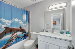 Gorgeous spacious  2bd 2bath sleeps 6 private yard, parking, gas grill, dogs ok - Image 2