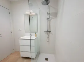 Ref: 200 2 værelses lejlighed med solrig balkon - Image 2