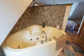 Cozy Scarborough home 2 miles from beaches - Image 2