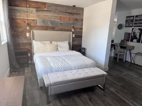 Spacious modern living in a quite  neighborhood - Image 5