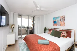 Fab Beachfront 2 Brm Apt in the Heart of Surfers - Image 5