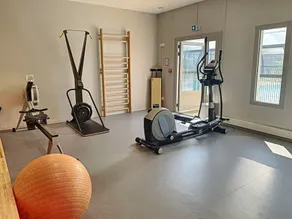 Accessible Comfort Mobile Home: 4 Guests, 200m from Beach, Heated Pool, Fitness Room, Parking - Image 2