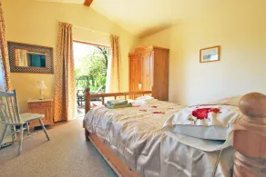 Countryside Cottage with Views Across Fields - Image 5