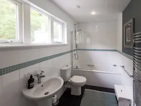 4 bedroom accommodation in Port Appin - Image 2