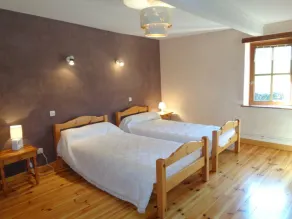 Casa rural de 132 m² con chimenea y jardín en Renaison - Image 4