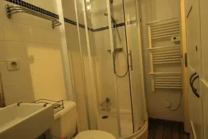 LUCHON EN RDC STUDIO CABINE POUR 2/3 PERS - PARKING - LL - LV - WIFI - Image 2