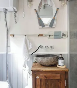 Large New Forest Shepherds Hut and Scandinavian Hot Tub with hydro massager <br><br> - Image 4