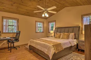Spacious cabin with AC, private lake, hot tub, movie room - Image 5