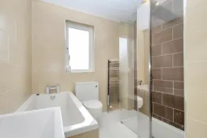 Stunning 4-bed House in Gidea Park - Image 3