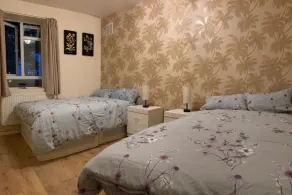 Charming Three Bedroom 5 Double Bed Apt in London - Image 5