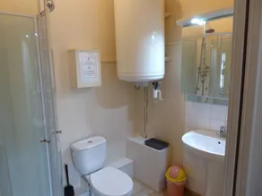 2 Schlafzimmer / 2 Badezimmer Ferienhaus mit Blick auf den Pool und den Garten - Image 3
