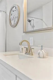 Fully renovated historic train depot bungalow in old town League City! Bright, stylish 1BR/1BA home. - Image 4