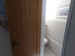 Luxury Ground Floor Apartment opposite the Beach - Image 5