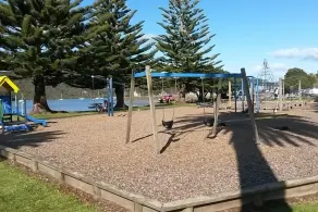 Wind down on White - 3 Bedroom -big Back yard - Image 2