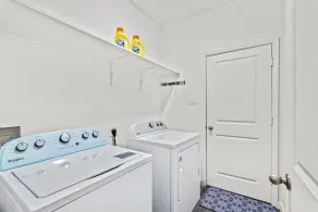 Crew Stay: Sleeps 10, Wi-Fi, Parking, Big Backyard - Image 2