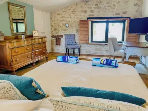 Secure private heated pool, games room, view. Walk to historic town, restaurants - Image 4