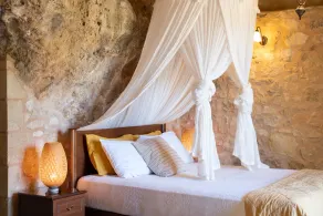 Luxurious stone cave with pool and sea view - Image 5