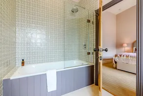 Large dog friendly holiday home with a hot tub in the Cotswolds - Coppers Barn - Image 5