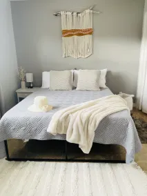 Cozy cottage w/sunset views + quick walk to a private beach (dog friendly!) - Image 4