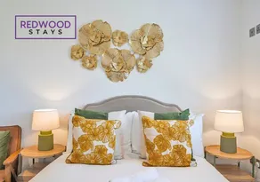 Modern Serviced Apartments For Contractors & Families with Free Parking, WiFi & Netflix By Redwood Stays - Image 5