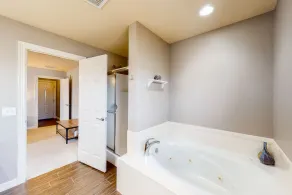Dog-friendly charmer with an enclosed yard, fireplace, jetted tub, W/D, and AC - Image 4