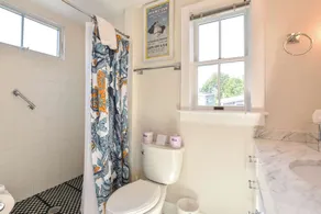 4 min Walk to Commercial Street and Beach - Image 2