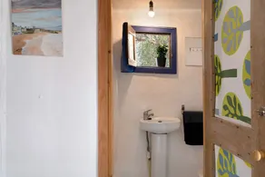 Holiday Home 'Aloe Art' with Shared Garden and Wi-Fi - Image 3