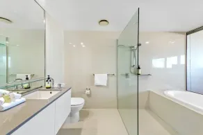 Sealuxe Central Surfer Paradise Spacious Deluxe Ocean View King Spa Apartment - Image 5