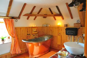 The Hayloft - Warm, romantic and relaxing with wood-burning stove. Dogs welcome - Image 4