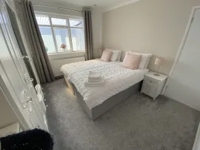 Luksus på et niveau, fuldt renoveret, splinternyt! - Image 4