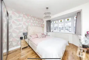 Stunning 4-bed House in Gidea Park - Image 4