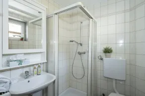 Schönes Ferienhaus mit Garten - Image 3