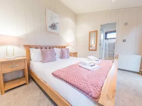 Family Friendly, Lovely Lakeland Lodge With Private Parking And A Patio - Image 5