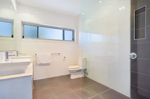 5⭐️ Family Luxury Waterfront home in Central Broadbeach - Image 3
