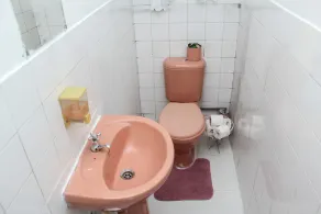 A cozy 3 bdr house - 1km from Westlands Redhill - Image 2