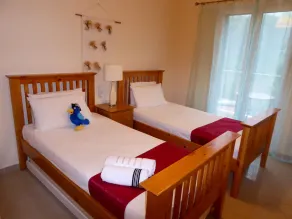 Short walk to the beach ,Four bedrooms four   bathrooms sleeps 8 - Image 4