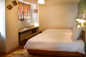 A cozy and quiet vacation rental with a paved, flower-filled courtyard, just 5 minutes from downtown - Image 4