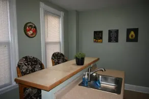 Lower flat steps from the lake and downtown - Image 3