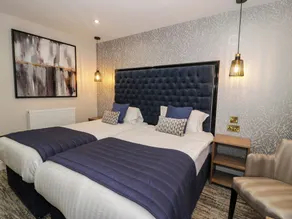 Twin Hotel Room - Image 4