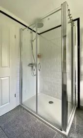 En vänlig/ modern lägenhet i ett centralt men mycket lugnt läge med en privat pool! - Image 3